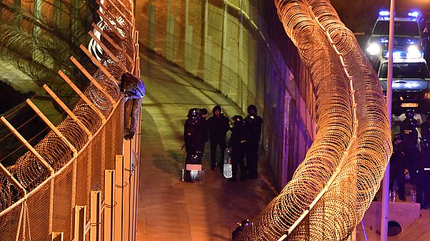 Mehr als 1100 Migranten stürmen Grenzzaun zu spanischer Exklave Ceuta Mehr als 1100 Migranten stürmen Grenzzaun zu spanischer Exklave Ceuta