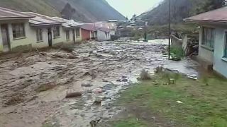 Fuertes lluvias en Bolivia obligan a evacuar a centenares de habitantes de la ciudad de Caracoles