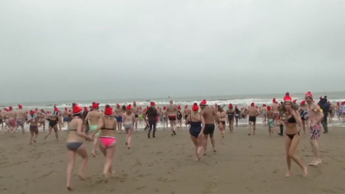 Centenas de participantes no mergulho de Ano Novo em cidade costeira holandesa