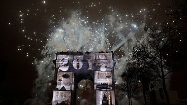 فرنسا تفتتح السنة الجديدة من جادة الشانزيليزيه في باريس