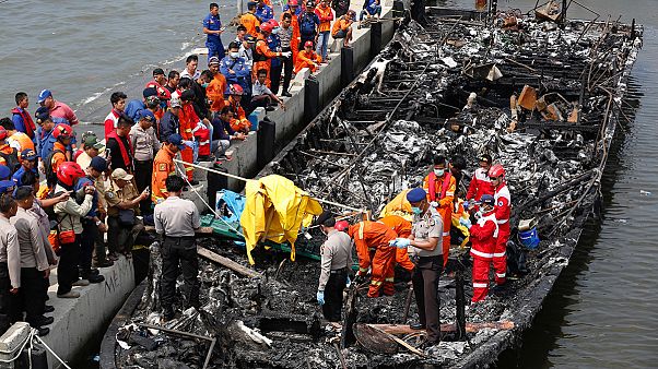 Sigue la búsqueda de 17 desaparecidos tras el incendio de un barco indonesio Sigue la búsqueda de 17 desaparecidos tras el incendio de un barco indonesio