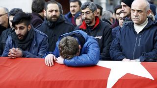 Attentato di Istanbul: l'addio alle vittime turche