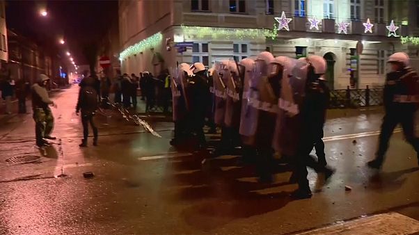 Homicídio alegadamente cometido por tunisiano gera protestos violentos na Polónia Homicídio alegadamente cometido por tunisiano gera protestos violentos na Polónia