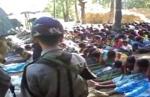 Myanmar polisi Arakanlı Mülümanları tekme tokat dövdü