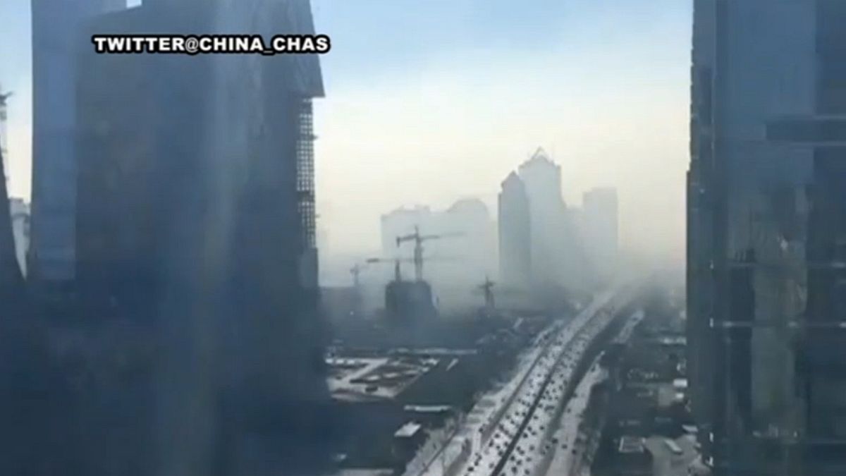 Un video muestra cómo Pekín queda envuelta en una densa nube de polución