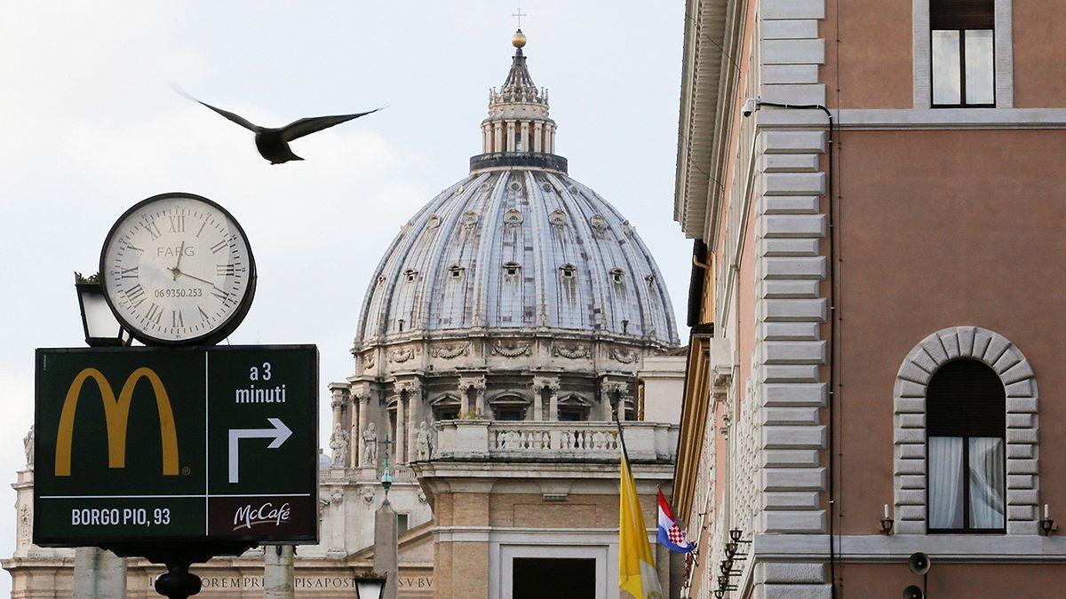 Polémica estética y culinaria en Italia: McDonald's abre al lado del Vaticano