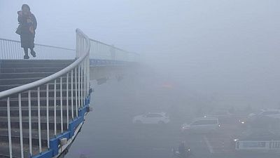 Una espesa niebla tóxica cubre varias ciudades de China