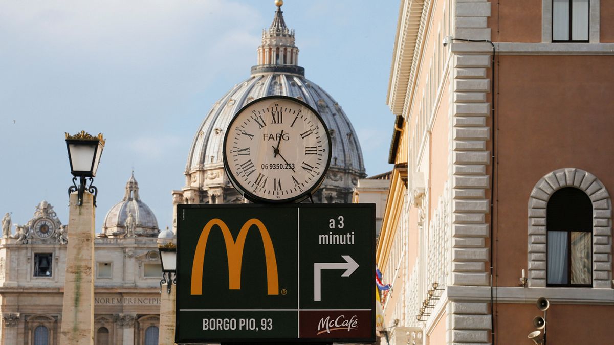 Vatikán: imádság és Big Mac