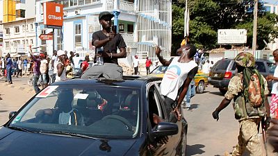 Gambie : des opposants arrêtés pour avoir porté des T-shirts à l’effigie de Barrow