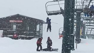 نجات نوجوانی که در پیست اسکی از صندلی بالابر خود آویزان شده بود