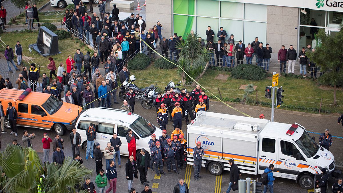 Cuatro muertos al explotar un coche bomba en Turquía delante del Palacio de Justicia de Esmirna.