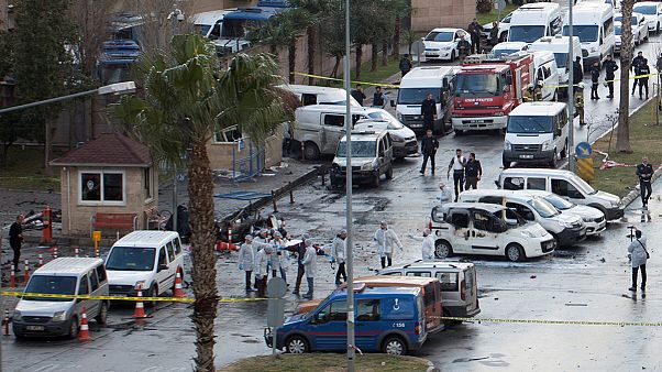 Governador de Izmir atribui atentado ao PKK Governador de Izmir atribui atentado ao PKK
