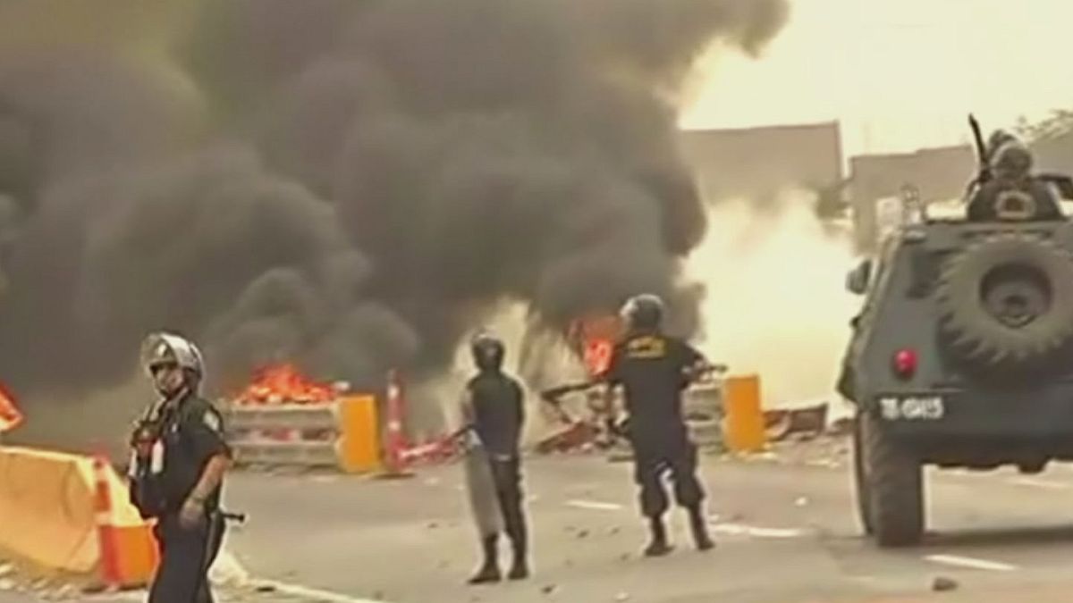 Multitudinario y violento bloqueo de una de las principales autopistas de Perú por los peajes