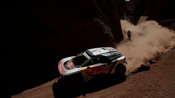 Carlos Sainz abandona en el Dakar tras un accidente Carlos Sainz abandona en el Dakar tras un accidente