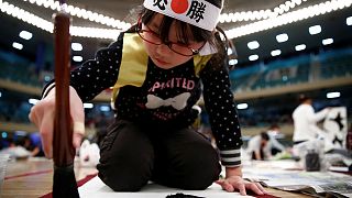 Miles de personas repasan su caligrafía en Tokio para comenzar el nuevo año