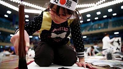 فن الخط الياباني يجمع الآلاف في مسابقة تقليدية