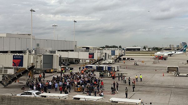 Lövöldözés volt egy amerikai repülőtéren - öt halott Lövöldözés volt egy amerikai repülőtéren - öt halott