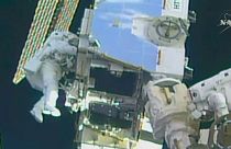 Dos astronautas actualizan el sistema eléctrico de la Estación Espacial