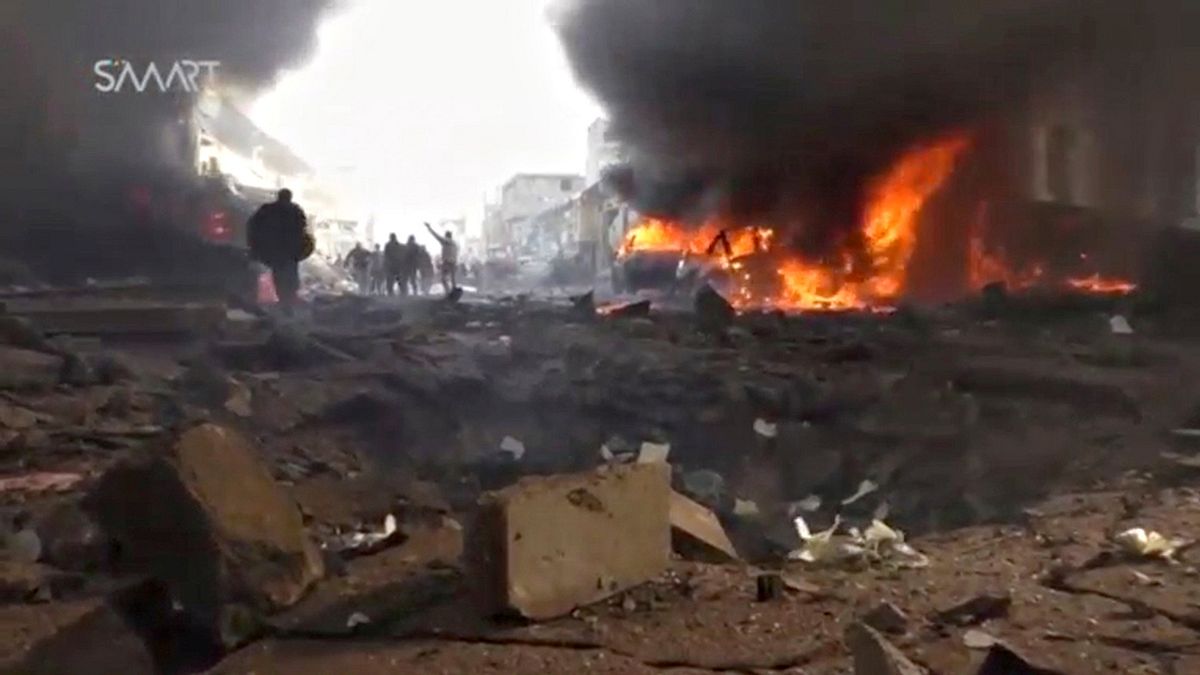 Siria: camion cisterna esplode in un mercato di Azaz: e' strage