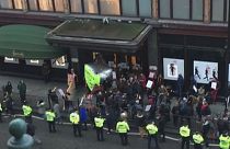 La protesta dei camerieri di Harrods: "Rubate le nostre mance"