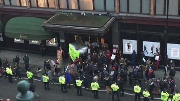 Londres: Funcionários acusam Harrods de ficar com maior parte das gorjetas Londres: Funcionários acusam Harrods de ficar com maior parte das gorjetas
