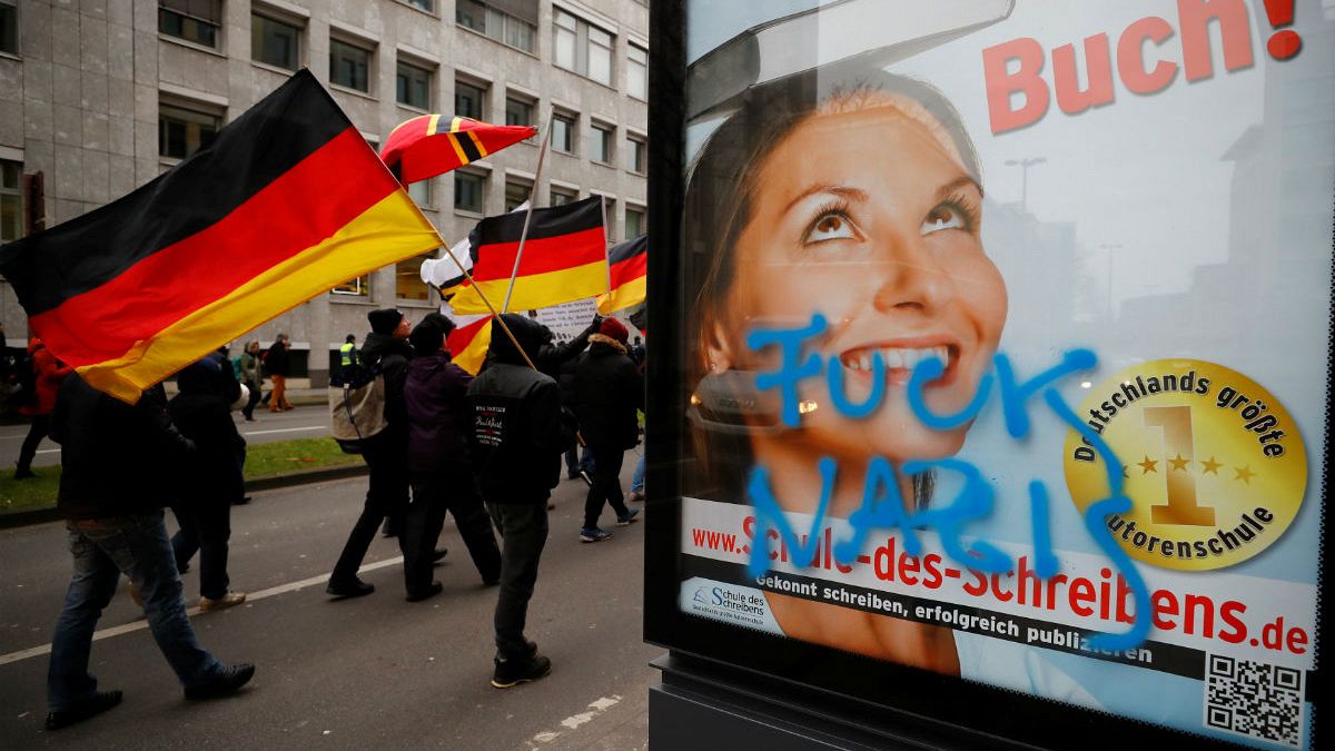 Köln: Etwa 100 Rechtsextreme skandieren Anti-Merkel-Parolen