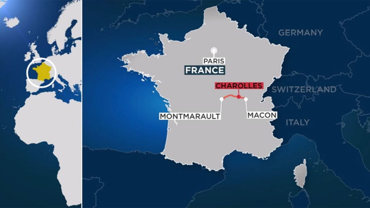 پنج مسافر یک دستگاه اتوبوس در جاده ای در شارول فرانسه کشته شدند