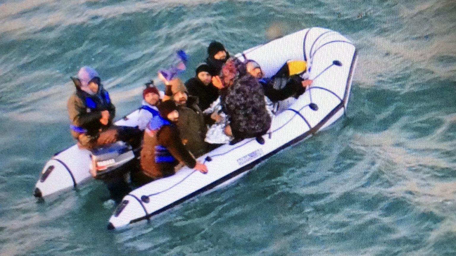 Image: Migrants attempt to reach Britain