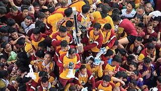 La statua del cristo nero in processione a Manila