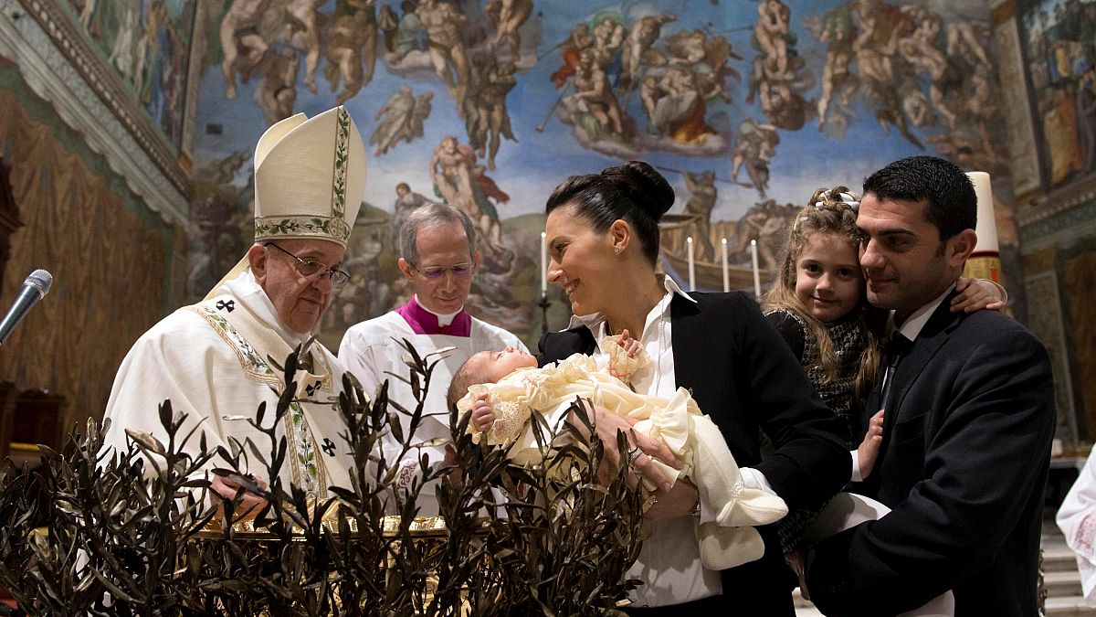Le pape invite des mères à allaiter pendant un baptême