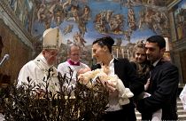 پاپ فرانسیس شیر دادن مادر به نوزاد را در کلیسا مجاز شمرد