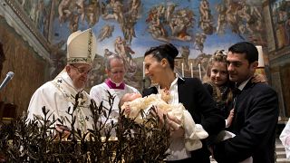 Le pape invite des mères à allaiter pendant un baptême
