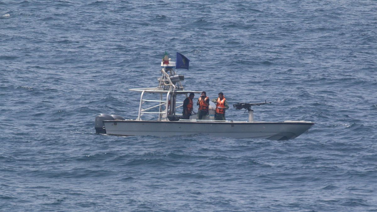 رویترز: شلیک هشدارآمیز نیروی دریایی آمریکا به قایق‌های سپاه پاسداران