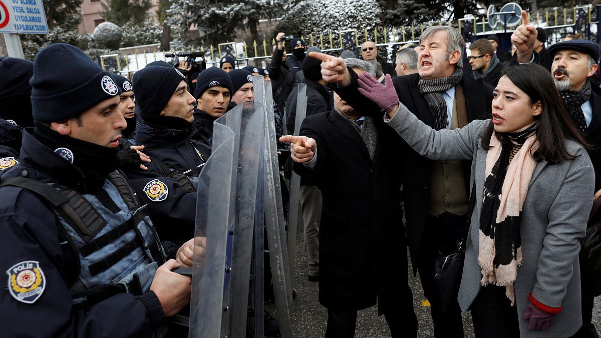 Könnygázzal és gumilövedékkel oszlatott a török rendőrség