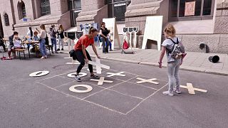 Image: People play tic-tac-toe on the Dronningens Gate in Oslo
