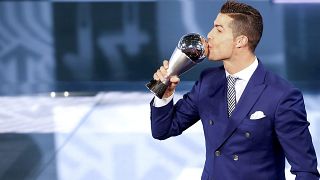2016 فيفا يتوج كريستيانو رونالدو كأفضل لاعب كرة قدم لعام