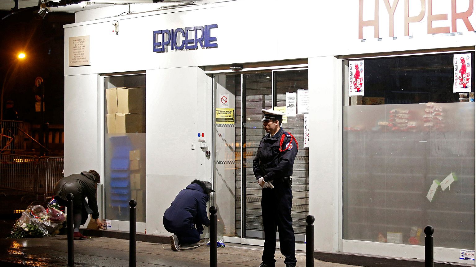 France : cérémonie d'hommage devant l'Hyper Casher