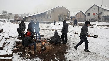 المهاجرون واللاجئون يصارعون البرد في صربيا والمجر