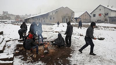 Balkanlarda mülteciler soğukta yaşam mücadelesi veriyor