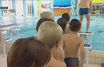 محكمة أوروبية تحكم بإلزامية السباحة المدرسية في سويسرا لبنات المسلمين