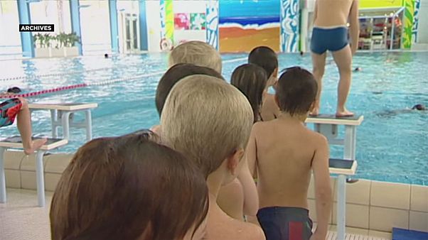 Nem úszhatnak külön medencében a muszlim lányok Svájban Nem úszhatnak külön medencében a muszlim lányok Svájban