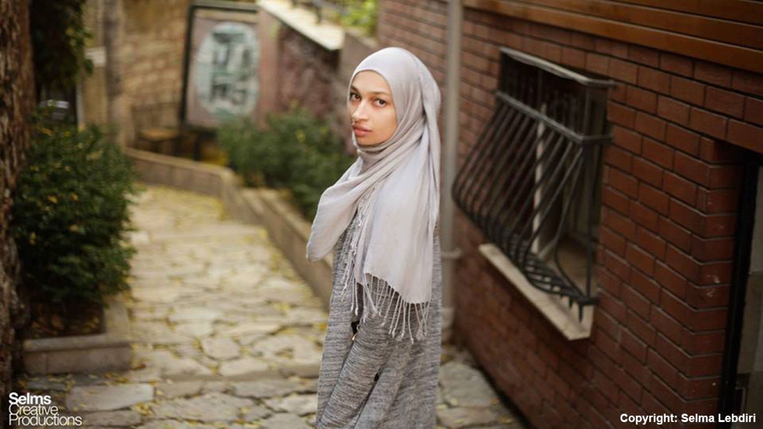 Meriem Lebdiri (29) macht Mode "für Frauen, die das Bedürfnis nach mehr Stoff haben"