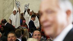 Eklat bei Anhörung: Mit Ku-Klux-Klan-Kutten gegen Trump Kandidaten