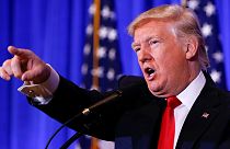 Trump rejeita "notícias falsas" durante primeira conferência de imprensa