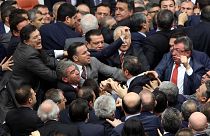 Rissa nel Parlamento turco durante voto su riforma costituzionale