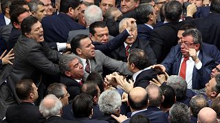 Összeverekedtek a képviselők a török parlamentben