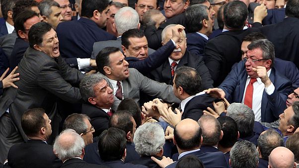 Turquia: deputados envolvem-se em confrontos no parlamento Turquia: deputados envolvem-se em confrontos no parlamento