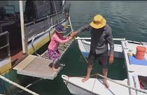 Un neozelandés y su hija sobreviven tras pasar casi un mes a la deriva en un catamarán de seis metros