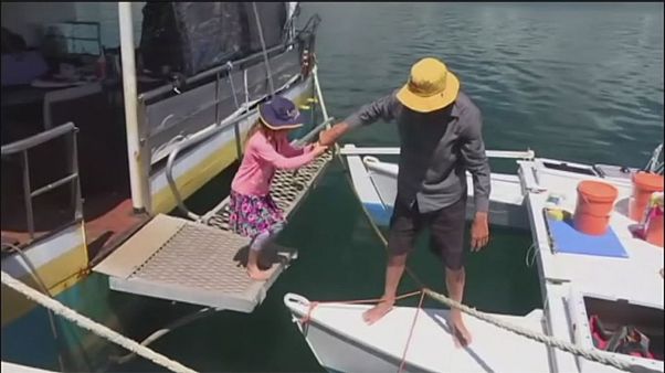 Ritrovata sana e salva la piccola Que. Era scomparsa in catamarano col padre Ritrovata sana e salva la piccola Que. Era scomparsa in catamarano col padre
