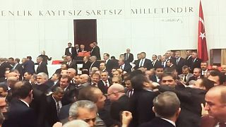 درگیری نمایندگان پارلمان ترکیه بر سر لایحه افزایش اختیارات ریاست جمهوری